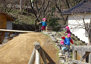 遊ぶ園児2